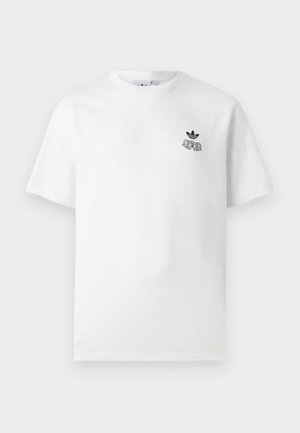 Hvit bomulls T-skjorte med korte ermer, med en svart logo og design på venstre bryst. Rund hals med en glatt tekstur.