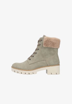 Damen Stiefeletten aus hellgrünem Wildleder, mit einem Kragen aus Kunstfell, braunen Schnürsenkeln und einem strukturierten weißen Blockabsatz.