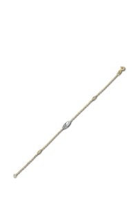 Bracelet chaîne en or avec des maillons ovales et un accent décoratif ovale en argent orné de trois lignes horizontales ; texture lisse, éclat subtil.