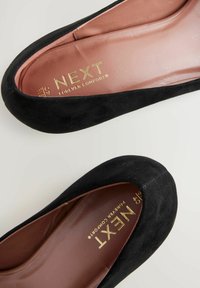 Next REGULAR FIT - FOREVER COMFORT POINT TOE KITTEN HEELS - Klasszikus sarkú cipők - mottled black