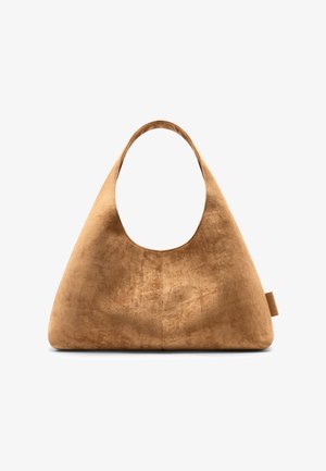 Borsa a tracolla in camoscio marrone con forma triangolare, manico largo e texture liscia. Presenta un design minimalista e nessuna ferramenta visibile.
