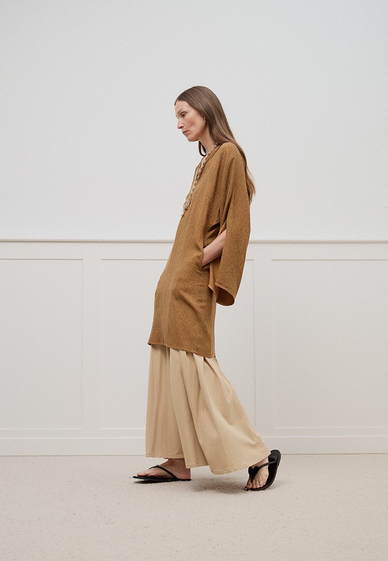 By Malene Birger Tuniek bruin