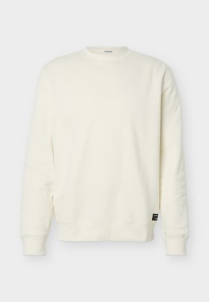 Schlichter Sweatshirt mit Rundhalsausschnitt und langen Ärmeln in Off-White, mit gerippten Bündchen an Ärmeln und Saum, und einem kleinen schwarzen Markenschild nahe dem Saum.