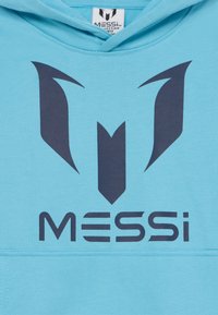 Hoodie turquoise avec un logo imprimé bleu foncé et le texte "MESSi". Il dispose d'une poche avant et d'une capuche avec cordon de serrage. Texture de tissu douce.