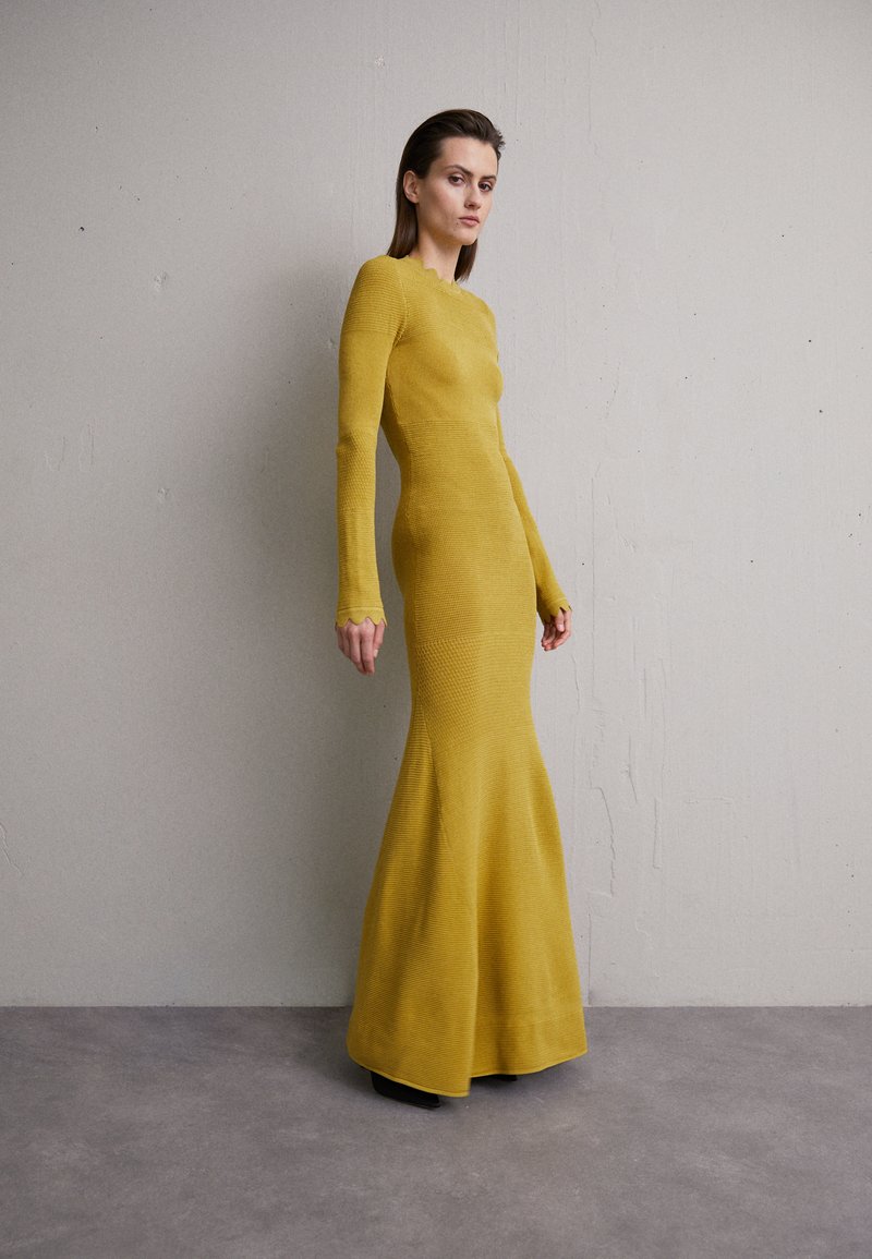 victoria-beckham-floor-length-dress-strickkleid-olive-oliv-meliert