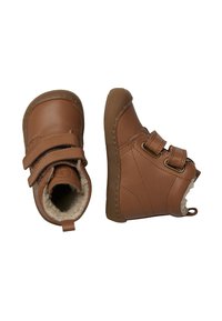 Botas de tobillo de piel marrón con dos correas de velcro, forro suave, puntera redondeada y suela de goma texturizada para un buen agarre.