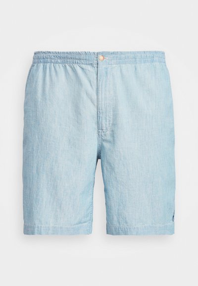 Lyseblå bomuldsshorts med elastisk talje, knaplukning, forlommer og et diskret logo nær kanten. Blød, glat tekstur.