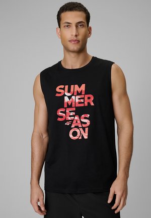 Mężczyzna ubrany w czarną koszulkę na ramiączkach z czerwonym napisem "SUMMER SEASON" z przodu, stoi na jednolitym szarym tle.
