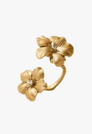 Anillo de oro con dos diseños de flores texturizadas, cada uno con un pequeño diamante central, sobre un fondo blanco.