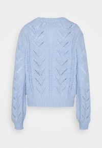 Pull tricoté bleu clair avec un motif chevron texturé, taille ajustée et manches longues. Présente un col rond et un design en maille ajourée.