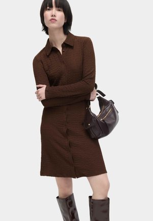 - Sukienka koszulowa