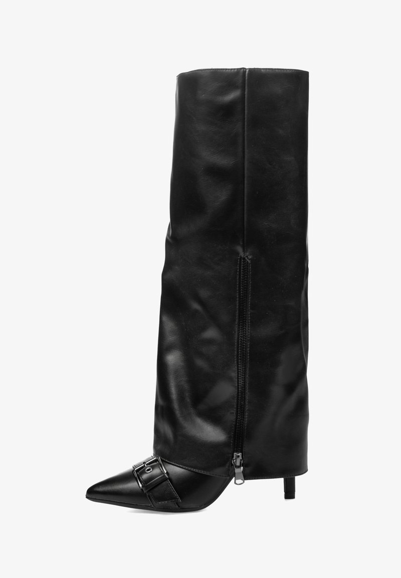 Bota negra hasta la rodilla de cuero brillante con punta puntiaguda, cremallera lateral y adorno de hebilla cerca de la base. Cuenta con tacón de aguja.