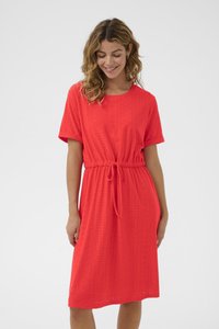 Rochie din bumbac roșu cu mâneci scurte, model perforat, talie cu șnur și fustă de lungime până la genunchi. Textură netedă și croială lejeră.