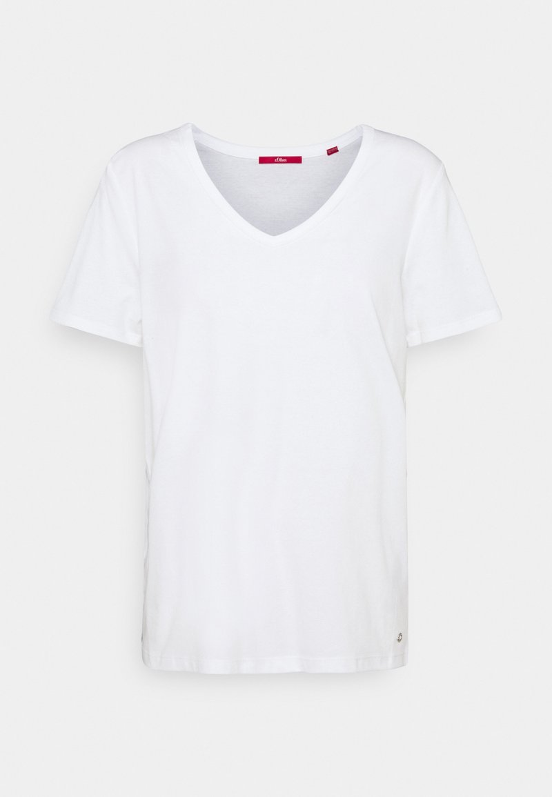 T-shirt blanc en coton à manches courtes et col en V avec une petite étiquette logo métallique près de l'ourlet inférieur sur le côté droit.