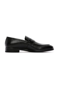 Zwarte leren loafers met een gestructureerde afwerking, ronde neus en een band over de wreef. Lage gestapelde hak en een gladde rubberen zool.