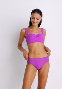 Biquíni roxo de duas peças com um top tipo bralette texturizado e de frente cruzada, com alças largas; parte de baixo de cintura baixa combinando; tecido liso e elastano.