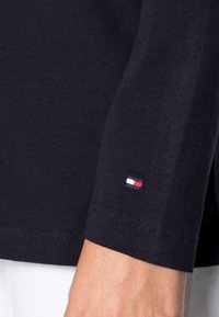 Tommy Hilfiger REGULAR - Camisola de manga comprida - desert sky
