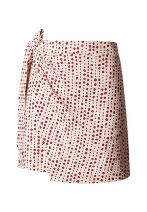 Gonna a portafoglio color crema con pois rossi, dettaglio nodo laterale, lunghezza corta e orlo dritto su sfondo bianco.