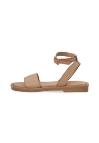 Tan Leder Sandale mit flacher Sohle, offenen Zehen und verstellbarem Knöchelriemen. Einfaches Design mit minimalen Nähdetails.