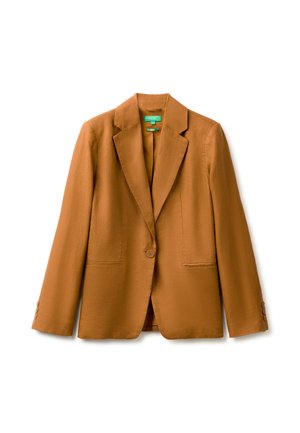 Blazer marrone con un bottone, rever a incrocio, maniche lunghe con polsini abbottonati e due tasche frontali a fessura su sfondo bianco.