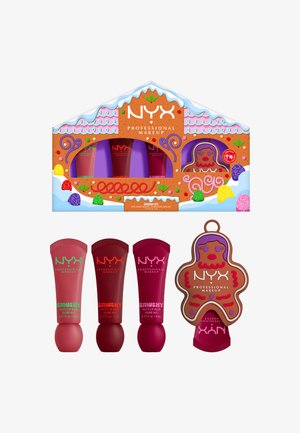 Set bevat drie lippenbalsems in rode en roze tinten, verpakt in een doos met gemberbroodthema, versierd met kleurrijke glazuur en snoepdetails.