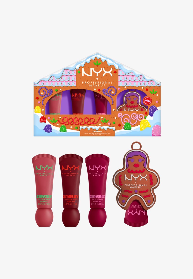 Set bevat drie lippenbalsems in rode en roze tinten, verpakt in een doos met gemberbroodthema, versierd met kleurrijke glazuur en snoepdetails.