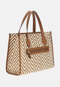 Tan og crème tote taske med et chevron mønster, læderhåndtag og en lynlås lomme foran. Tekstureret vævet materiale.
