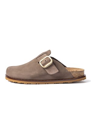 Zoccolo in camoscio marrone slip-on con fibbia dorata regolabile, plantare in sughero e suola in gomma, progettato per un uso casual.