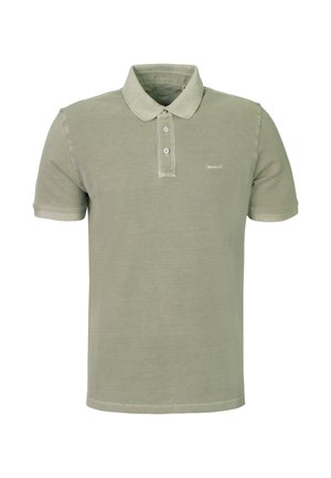 Męska jasna oliwkowo-zielona koszulka polo z krótkim rękawem, z dwukolorowym zapięciem na guziki i małym logo marki na piersi.