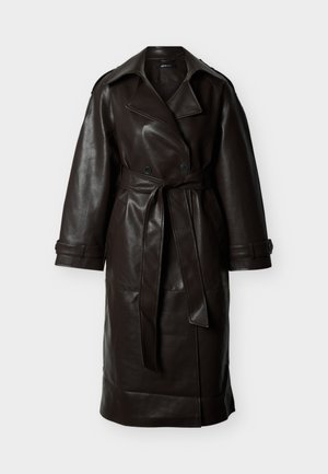 Trench-coat long en cuir marron foncé avec larges revers, devant croisé à double boutonnage, taille ceinturée et poignets boutonnés.