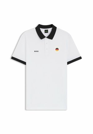 Weißes Poloshirt mit schwarzem Kragen und Ärmelabschluss, "BOSS"-Logo auf der linken Brust und deutschem Flaggenwappen auf der rechten Brust.