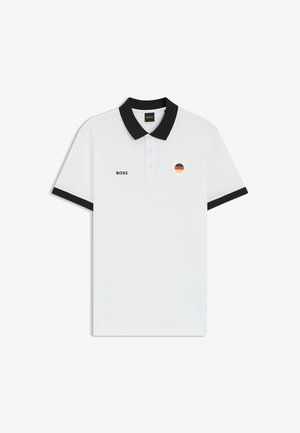 Weißes Poloshirt mit schwarzem Kragen und Ärmelabschluss, "BOSS"-Logo auf der linken Brust und deutschem Flaggenwappen auf der rechten Brust.