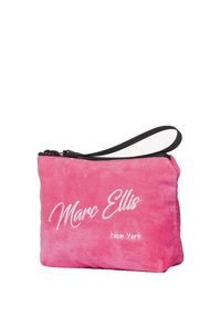 Borsa per cosmetici in peluche rosa con cerniera nera e manico, caratterizzata da nome del marchio ricamato in bianco "Marc Ellis" e "New York" sul davanti.