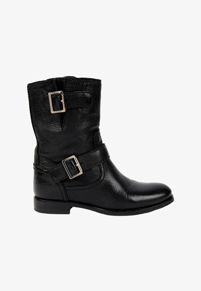 Botte en cuir noire mi-mollet avec deux sangles à boucle argentées, bout arrondi et talon bas, vue de côté extérieur.