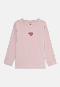 Lys rosa langermet skjorte med rund hals og et rødt glitrende hjerte sentrert på brystet.