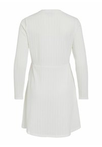 Robe blanche côtelée avec manches longues, taille cintrée et ourlet évasé. Texture douce et design minimaliste.