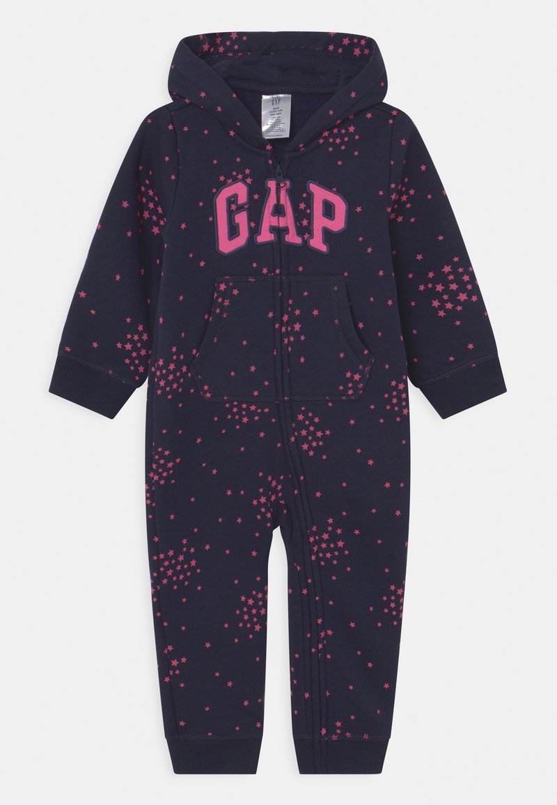 Body bébé bleu marine avec capuche, fermeture éclair à l'avant, motifs d’étoiles roses et logo "GAP" rose sur la poitrine.