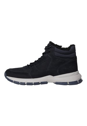 Schwarzer sportlicher High-Top-Schuh aus Wildleder und strukturiertem Stoff, mit einem wollähnlichen Kragen, einer weißen Zwischensohle und einer robusten Gummisohle.