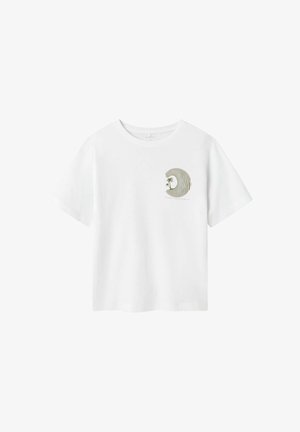 Witte katoenen t-shirt met een ronde halslijn en korte mouwen. Heeft een kleine, abstracte graphic in olijfgroen op het linkermiddelgebied.