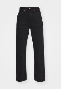 Svarta högmidjade raka jeans med framskjutna knappar och design med fem fickor, liggande platt på en vit bakgrund.