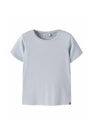 Jasnoniebieska bawełniana koszulka z krótkim rękawem, okrągłym dekoltem, małą brązową metką na dole i metką Lil' Atelier wewnątrz kołnierza.