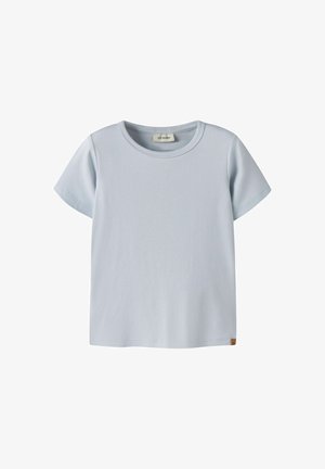 Lichtblauw katoenen T-shirt met korte mouwen en ronde hals, klein bruin label op de zoom en Lil' Atelier-label aan de binnenkant van de kraag.