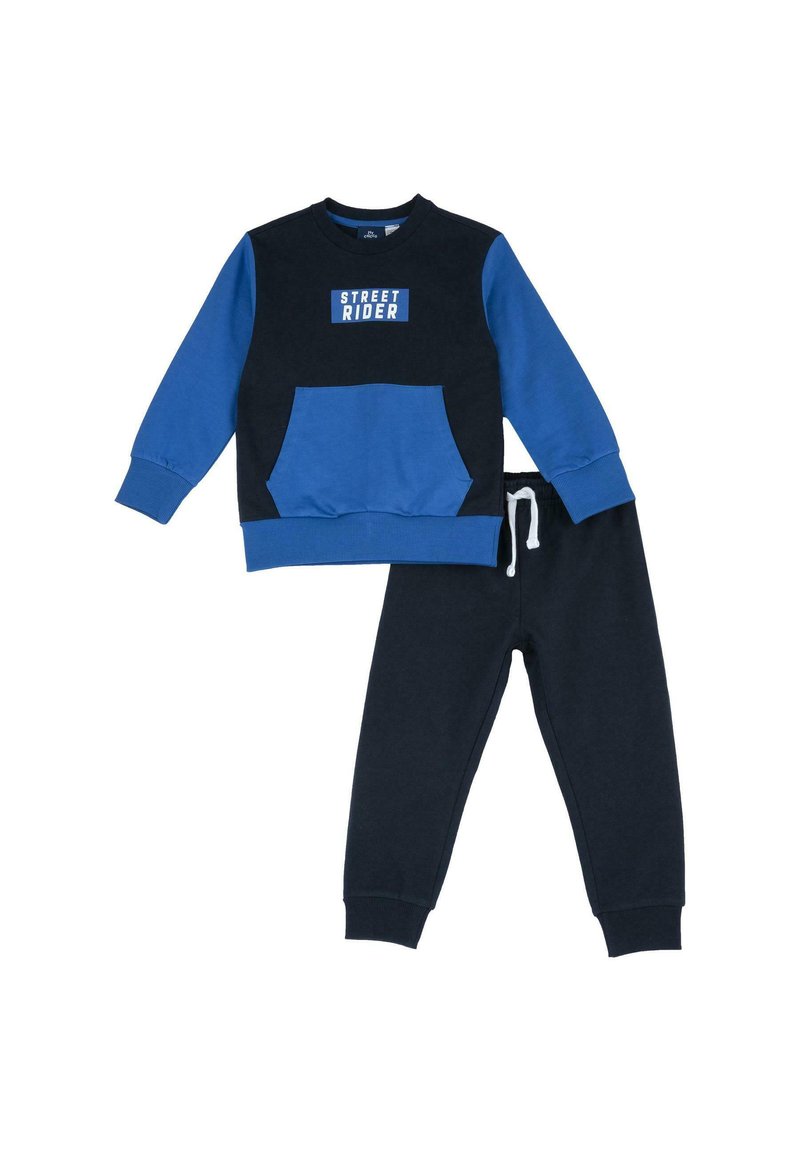 Blauw en zwart tweedelig outfit met een sweatshirt met een voorzak en de tekst "STREET RIDER", gecombineerd met marineblauwe joggingbroek.