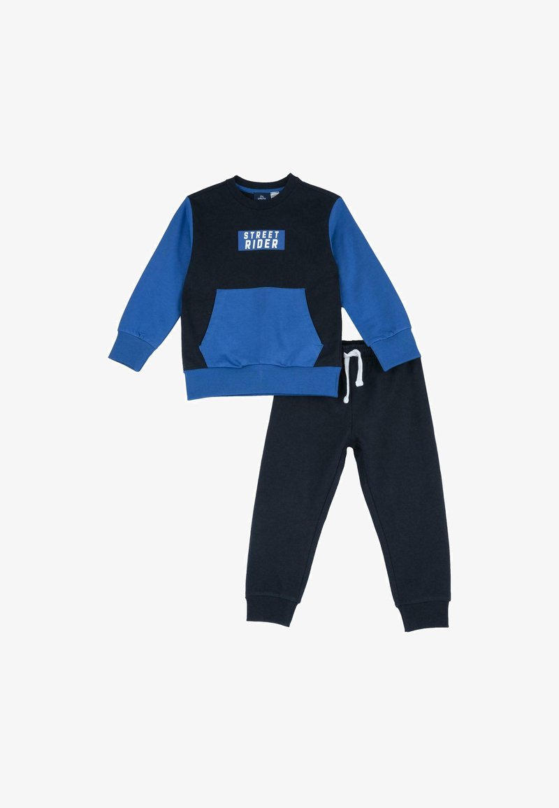 Blauw en zwart tweedelig outfit met een sweatshirt met een voorzak en de tekst "STREET RIDER", gecombineerd met marineblauwe joggingbroek.