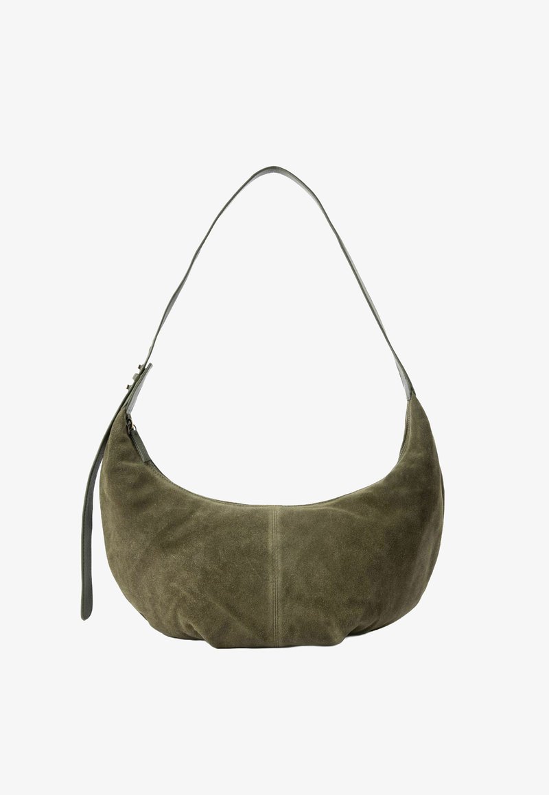 Hobo-tas in olijfgroen suede met een gebogen vorm, een enkele schouderriem en een ritsluiting, met een gladde, zachte textuur.