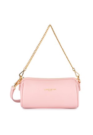 Sac en cuir rose à bandoulière avec accessoires en or, fermeture éclair, et une bandoulière à chaîne détachable. Présente un logo de marque embossé sur le devant.