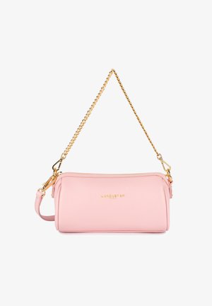 Sac en cuir rose à bandoulière avec accessoires en or, fermeture éclair, et une bandoulière à chaîne détachable. Présente un logo de marque embossé sur le devant.