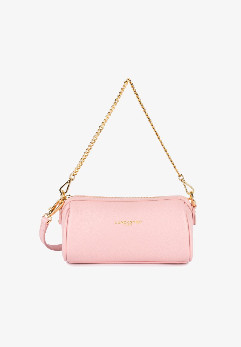 Sac en cuir rose à bandoulière avec accessoires en or, fermeture éclair, et une bandoulière à chaîne détachable. Présente un logo de marque embossé sur le devant.