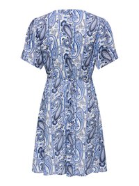 Robe à manches courtes avec imprimé paisley bleu et blanc, taille cintrée avec une ceinture nouée, vue de dos.