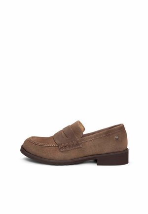 Mocasín para hombre de ante marrón con detalles cosidos, tacón bajo y un pequeño emblema metálico en el lateral, mostrado de perfil.